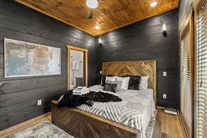 4 slaapkamers, een bureau, een strijkplank/strijkijzer, gratis wifi