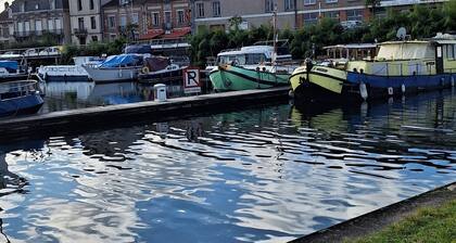 Tiny house facing the Toul marina