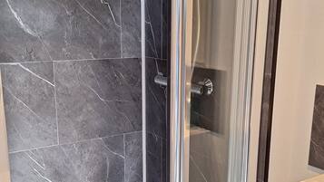 Een douche, een haardroger, handdoeken, zeep