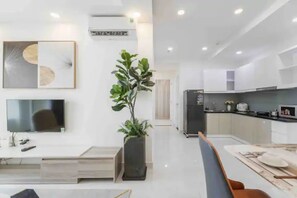 Deluxe appartement, 2 slaapkamers, uitzicht op de stad | Bedden met traagschuimmatrassen, een bureau, een laptopwerkplek