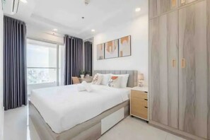 Deluxe appartement, 2 slaapkamers, uitzicht op de stad | Bedden met traagschuimmatrassen, een bureau, een laptopwerkplek