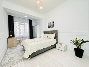 1 bedroom, iron/ironing board, WiFi - Chic apartment with WiFi and AC in the center of Almaty (Almaty)