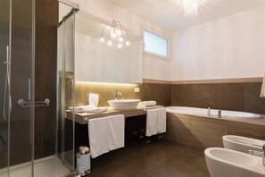 Shower, free toiletries, hair dryer, bidet