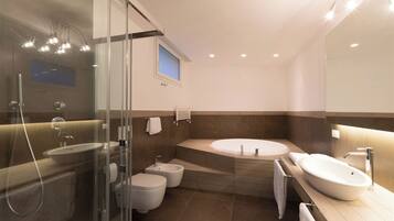 Dusche, kostenlose Toilettenartikel, Haartrockner, Bidet