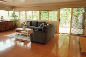 Älytelevisio, pöytäjalkapallopöytä, kirjoja