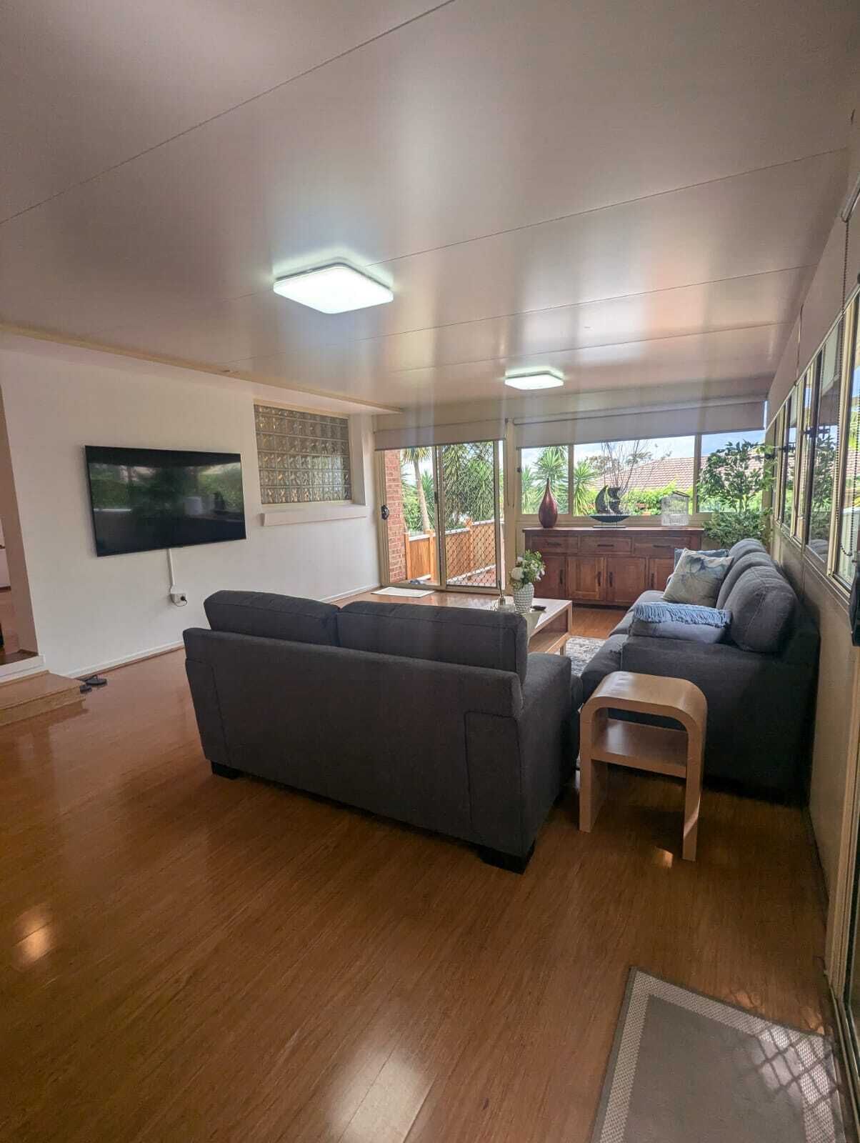 Smart-TV, Tischfußball, Bücher