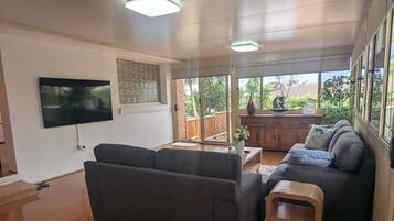 Smart-TV, Tischfußball, Bücher