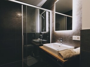 Superior-Apartment, Balkon, Bergblick | Badezimmer