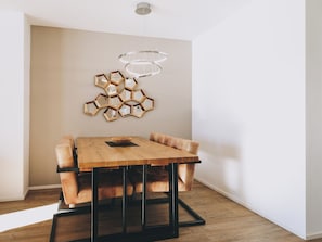 Apartamento superior, balcón, vistas a la montaña | Servicio de comidas en la habitación