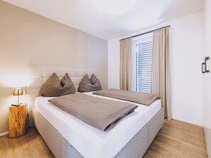 高級公寓客房, 陽台, 山景 | 2 間臥室、書桌、筆電工作空間、遮光布/窗簾