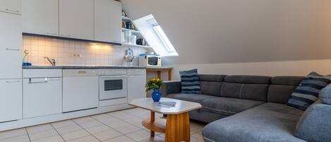 Apartment | Private kitchen | Electric kettle, toaster, cookware/dishes/utensils