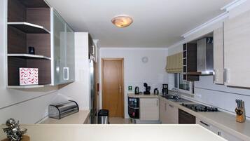 Apartamento | Cozinha privada | Talheres/pratos/utensílios de cozinha