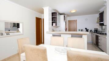 Apartamento | Cozinha privada | Talheres/pratos/utensílios de cozinha