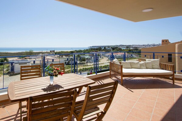 Apartment | Outdoor dining