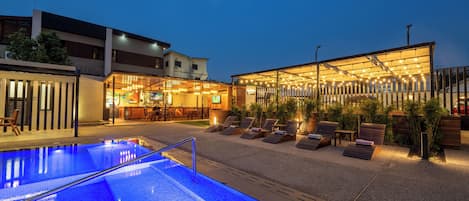 Outdoor pool, lifeguards on site