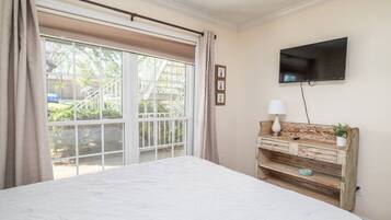 2 bedrooms, iron/ironing board, travel cot, WiFi