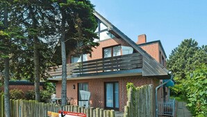 Un edificio a due piani con tetto spiovente, recinzione in legno e una targa che indica che si tratta di una proprietà residenziale chiamata 'Haus Katharina' a Osthafen.