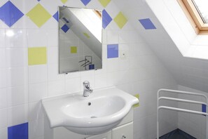 Bathroom - Holiday Home in Erquy Near Sandy Beaches (Erquy)