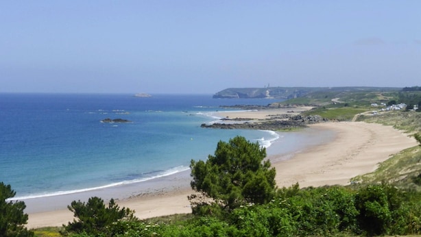 A coastal landscape with a sandy beach, clear blue sea, and green vegetation. - Holiday Home in Erquy Near Sandy Beaches (Erquy)