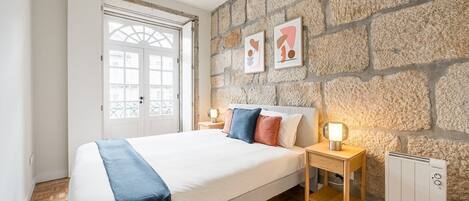 2 bedrooms, desk, iron/ironing board, internet