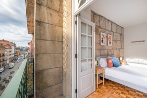2 habitaciones, escritorio, tabla de planchar con plancha y internet 