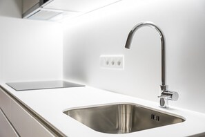 Refrigerador, microondas, cafetera y tetera y tostadora 