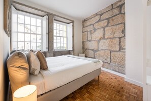 2 habitaciones, escritorio, internet y ropa de cama 