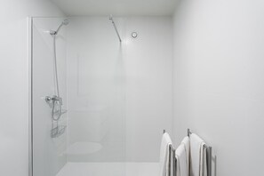 Een douche, een haardroger, handdoeken