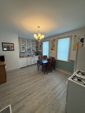 Dining - Charming 3-bedroom house in Erie with WiFi and AC by Presque Isle and Lake Erie (Erie)
