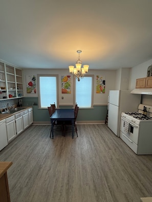 Private kitchen - Charming 3-bedroom house in Erie with WiFi and AC by Presque Isle and Lake Erie (Erie)