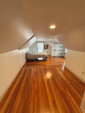 Room - Charming 3-bedroom house in Erie with WiFi and AC by Presque Isle and Lake Erie (Erie)