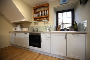 Kylskåp, mikrovågsugn, ugn och spishäll