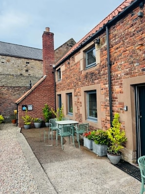 Outdoor dining - Two bedroom cottage in the heart of Beadnell (Beadnell)