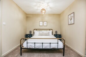 2 bedrooms, iron/ironing board, WiFi