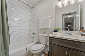 Sèche-cheveux, serviettes fournies, savon, papier toilette