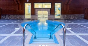 Innendørsbasseng og et oppvarmet basseng