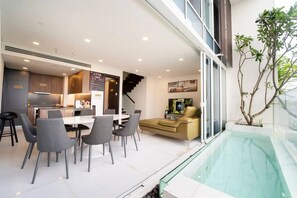 豪華公寓, 2 間臥室, 城市景觀 | 記憶床墊、書桌、筆電工作空間、遮光布/窗簾