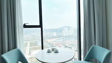 Apartemen Mewah, Beberapa Tempat Tidur, balkon, pemandangan kota | 2 kamar tidur, seprai premium, busa memori, dan minibar
