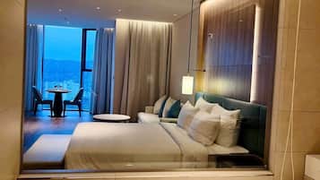 Apartemen Mewah, 1 kamar tidur, balkon, pemandangan kota | Kamar mandi | Shower, shower pijat air,  dan perlengkapan mandi desainer