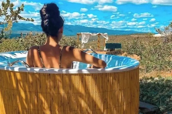 Outdoor spa tub