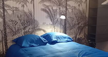 2-bdrm cottage Family group of 5 pers. Cosy with view of the Château+garden.