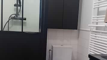 Een douche, een haardroger, een bidet, zeep