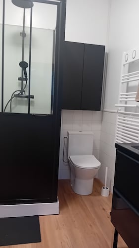 2-bdrm cottage Family group of 5 pers. Cosy with view of the Château+garden.