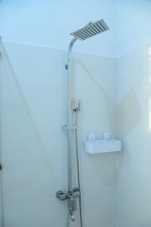 Regadera, toallas, papel de baño 