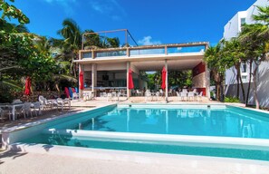 Una piscina al aire libre