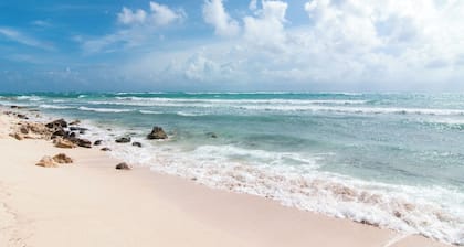 3 Bdrm. townhouse in gorgeous Akumal with WiFi & AC. Beach Club steps away!