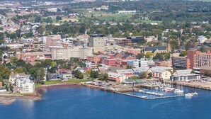 Un poble costaner amb un port esportiu, diversos edificis i una barreja d'edificis residencials i comercials.