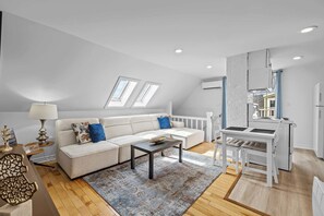 TV - Downtown King Suite Sanctuary 2 Min to  Waterfront (Charlottetown)