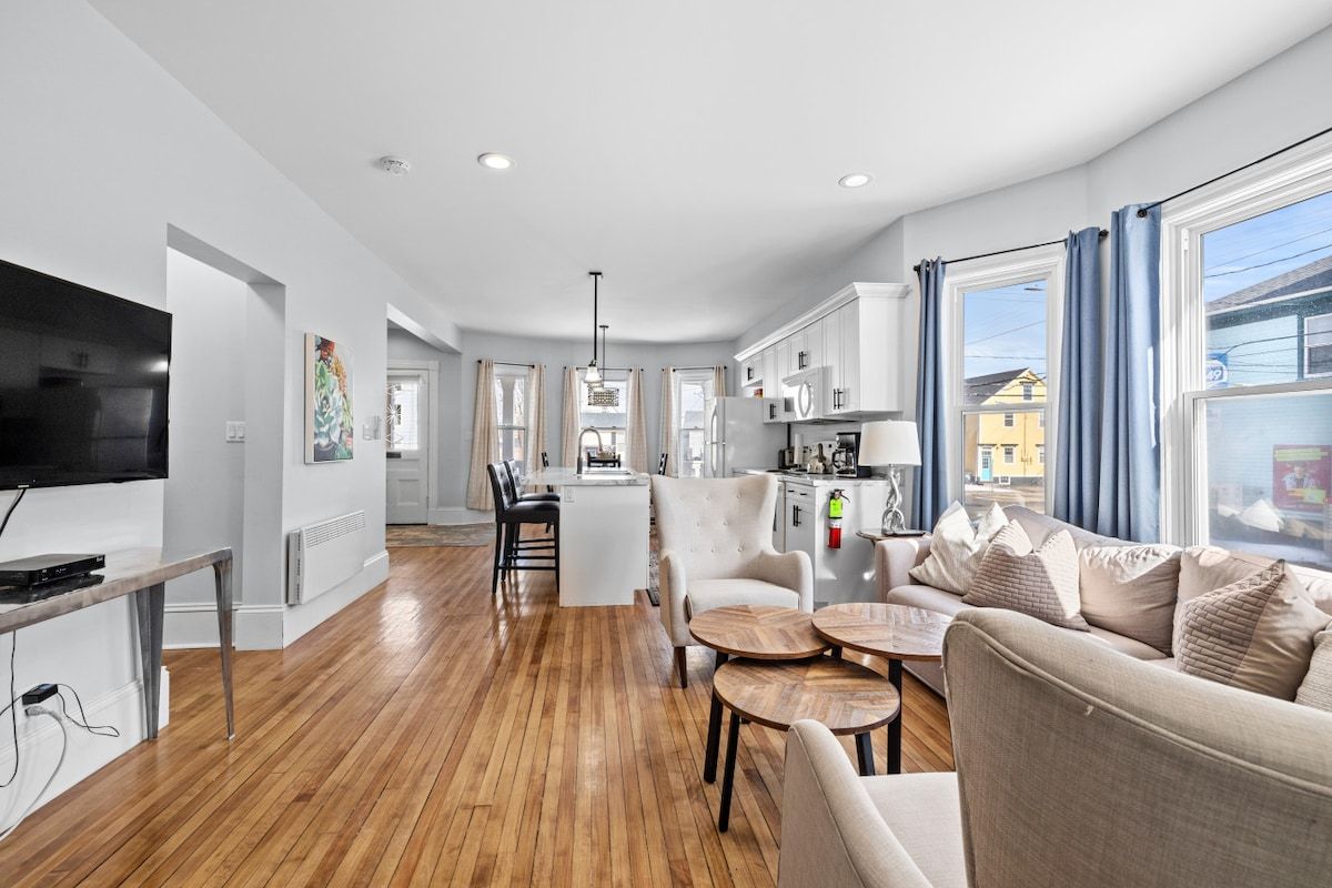 Un appartement moderne comprenant une cuisine, un coin repas et un salon.