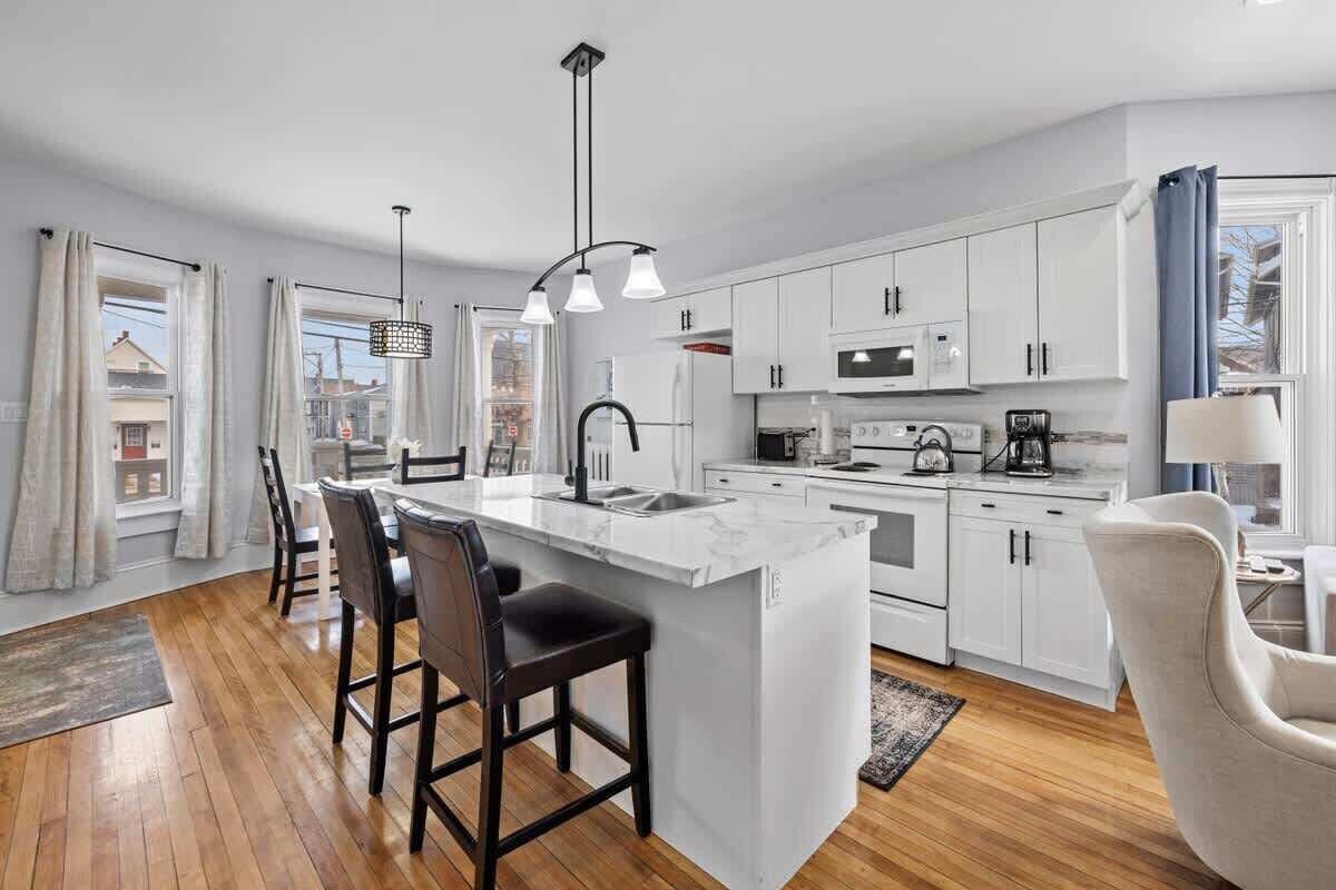 冷蔵庫、電子レンジ、オーブン、コンロ